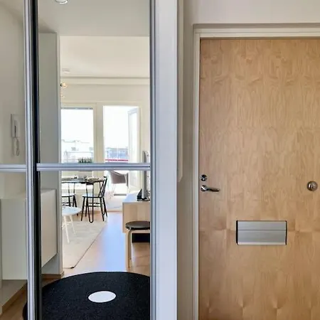 Moderni Yksioe Laehellae Keskustaa/ Modern Near Center Apartamento